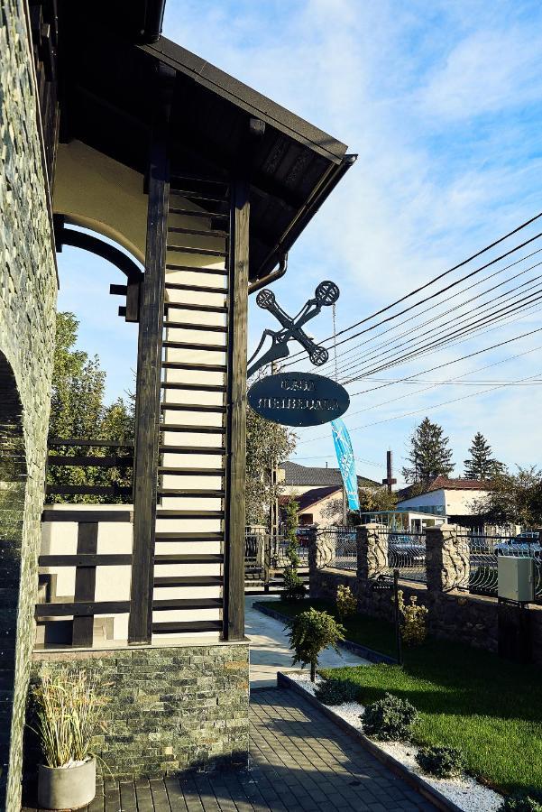 Boutique Hotel Casa Medievala คูร์ตา เด อาร์เจช ภายนอก รูปภาพ